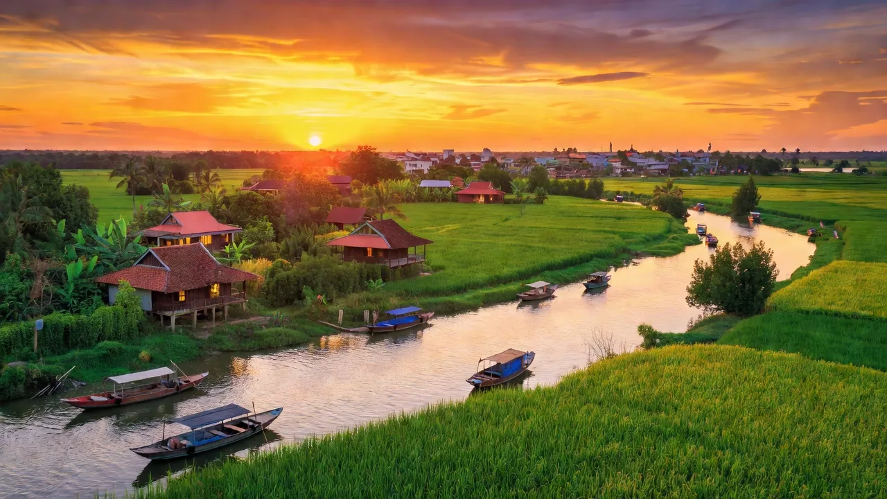 Cảnh đẹp thành phố Châu Đốc, An Giang với cánh đồng xanh và dòng Mekong yên bình.