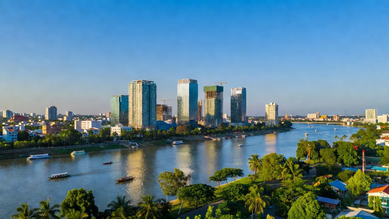 Thành phố Long Xuyên, An Giang: cảnh quan sông Hậu, tòa nhà hiện đại và cây xanh.