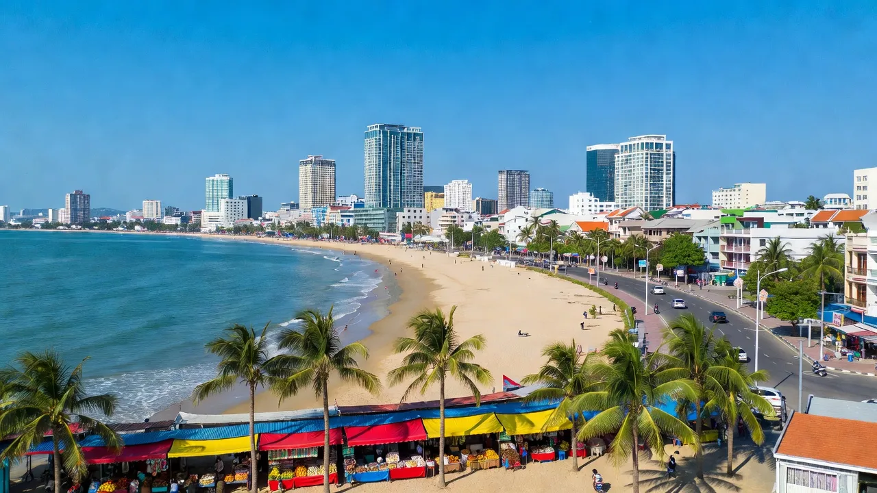 Khung cảnh Thành phố Vũng Tàu với bãi biển, cây cọ và kiến trúc hiện đại dưới bầu trời xanh.