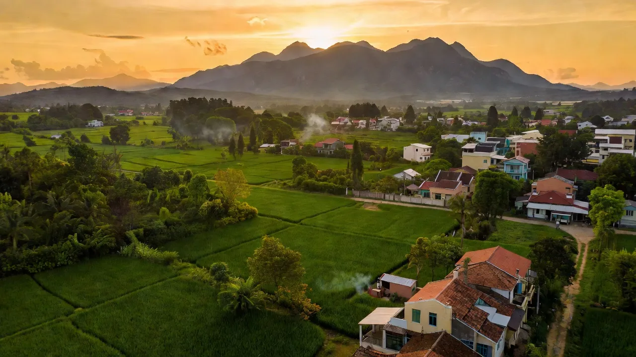 Huyện Lộc Ninh, Bình Phước với cảnh đồi núi xanh tươi và không gian sống bình yên gần biên giới.