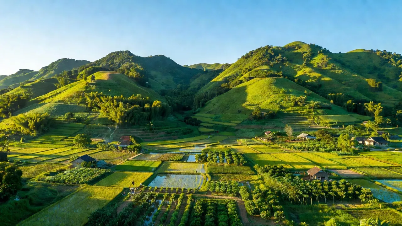 Khung cảnh thiên nhiên huyện Hàm Thuận Bắc, tỉnh Bình Thuận với đồi núi và thung lũng xanh mát.