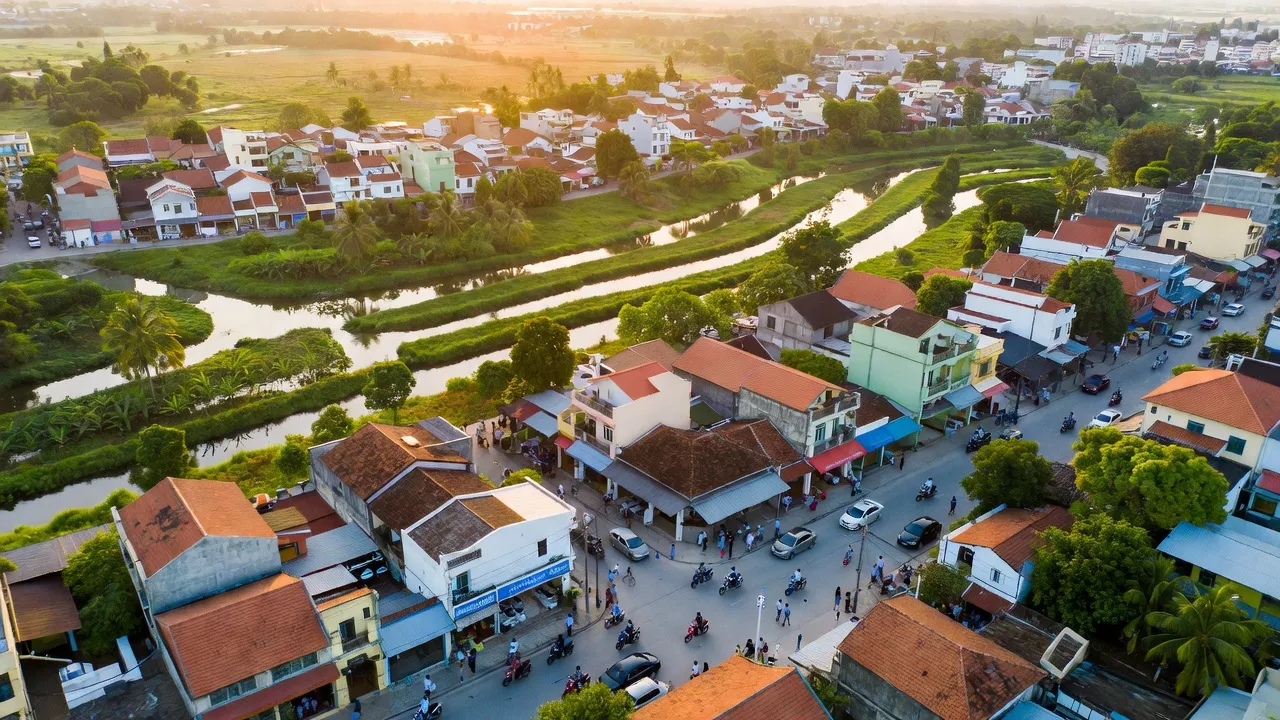 Quận Ô Môn, Cần Thơ: khu dân cư, sông ngòi và đường phố nhộn nhịp dưới ánh chiều.