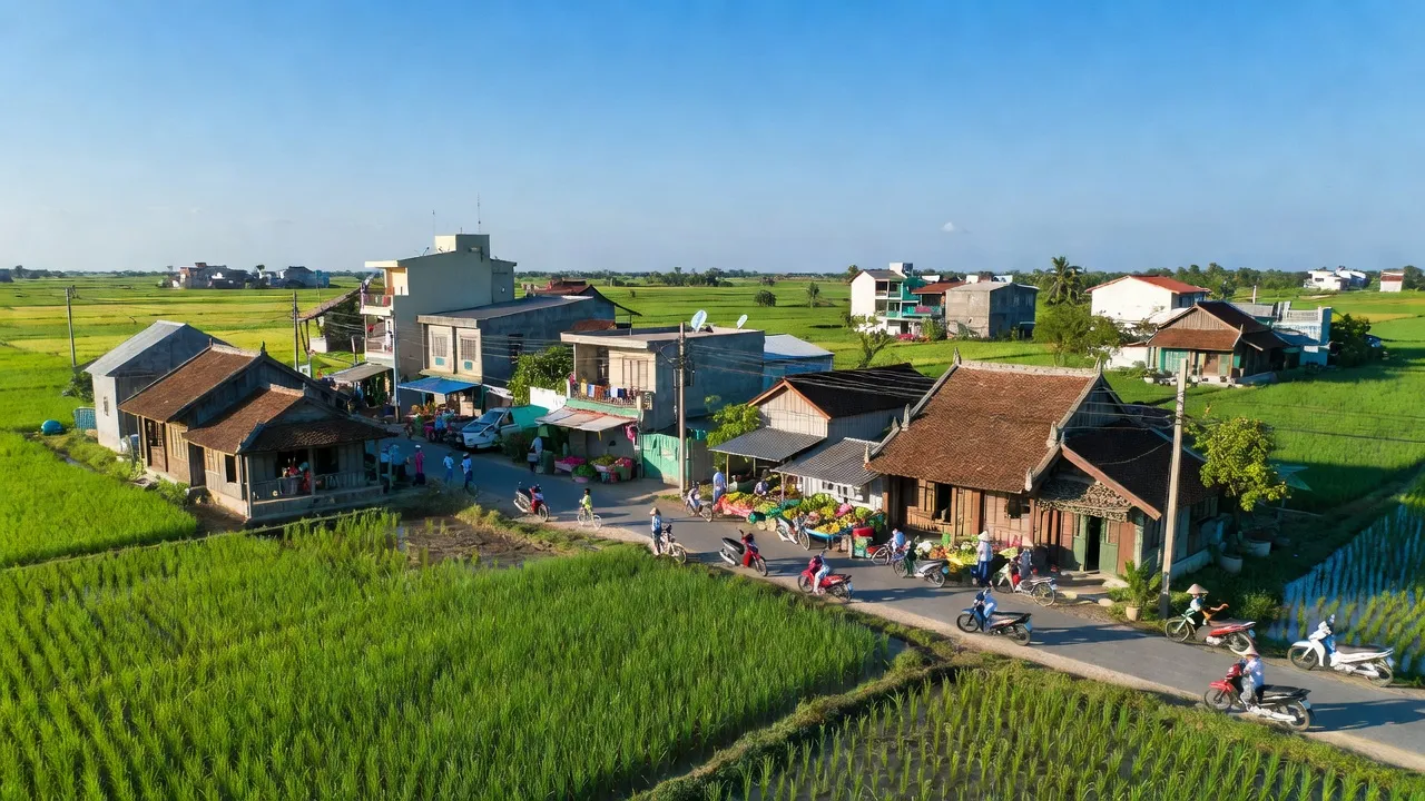 Khung cảnh Phường Trung Nhứt, Quận Thốt Nốt với những cánh đồng xanh và kiến trúc truyền thống.