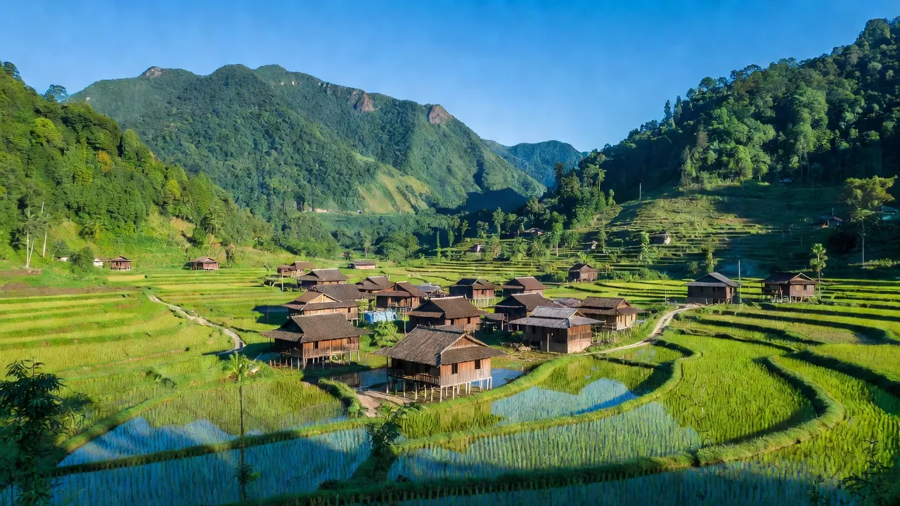 Khung cảnh thiên nhiên Xã Thạch Lâm, Huyện Bảo Lâm, Tỉnh Cao Bằng với núi rừng xanh tươi.