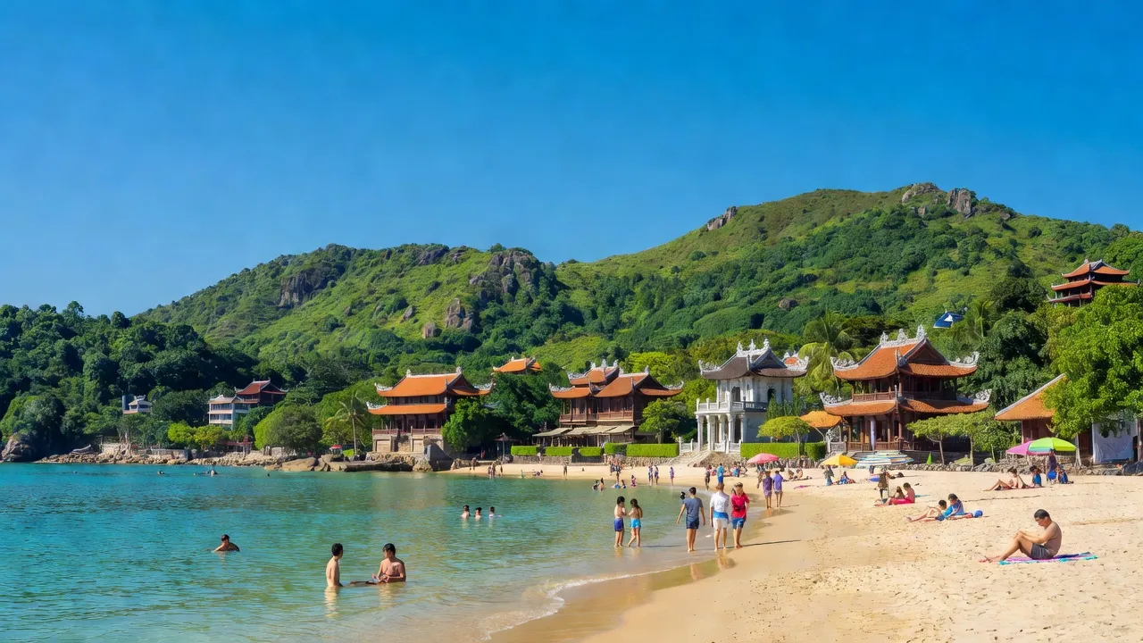 Quận Ngũ Hành Sơn, Đà Nẵng với bờ biển đẹp, đồi xanh và du khách thưởng ngoạn.