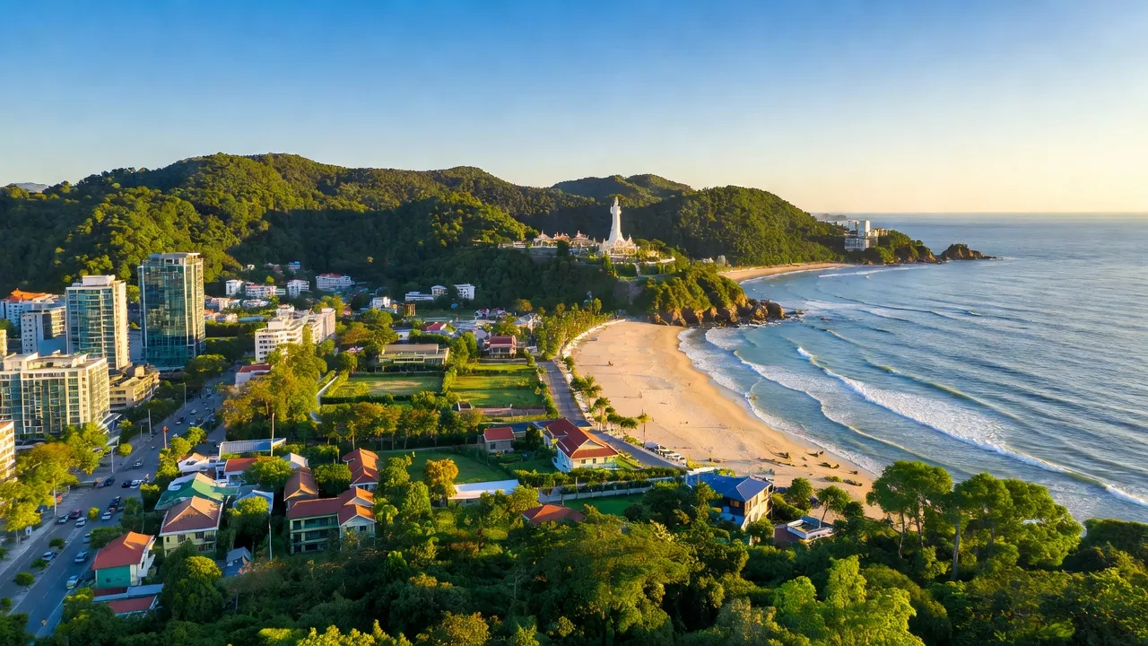 Quận Sơn Trà, Đà Nẵng với bán đảo Sơn Trà và bờ biển tuyệt đẹp, thiên nhiên tươi đẹp.