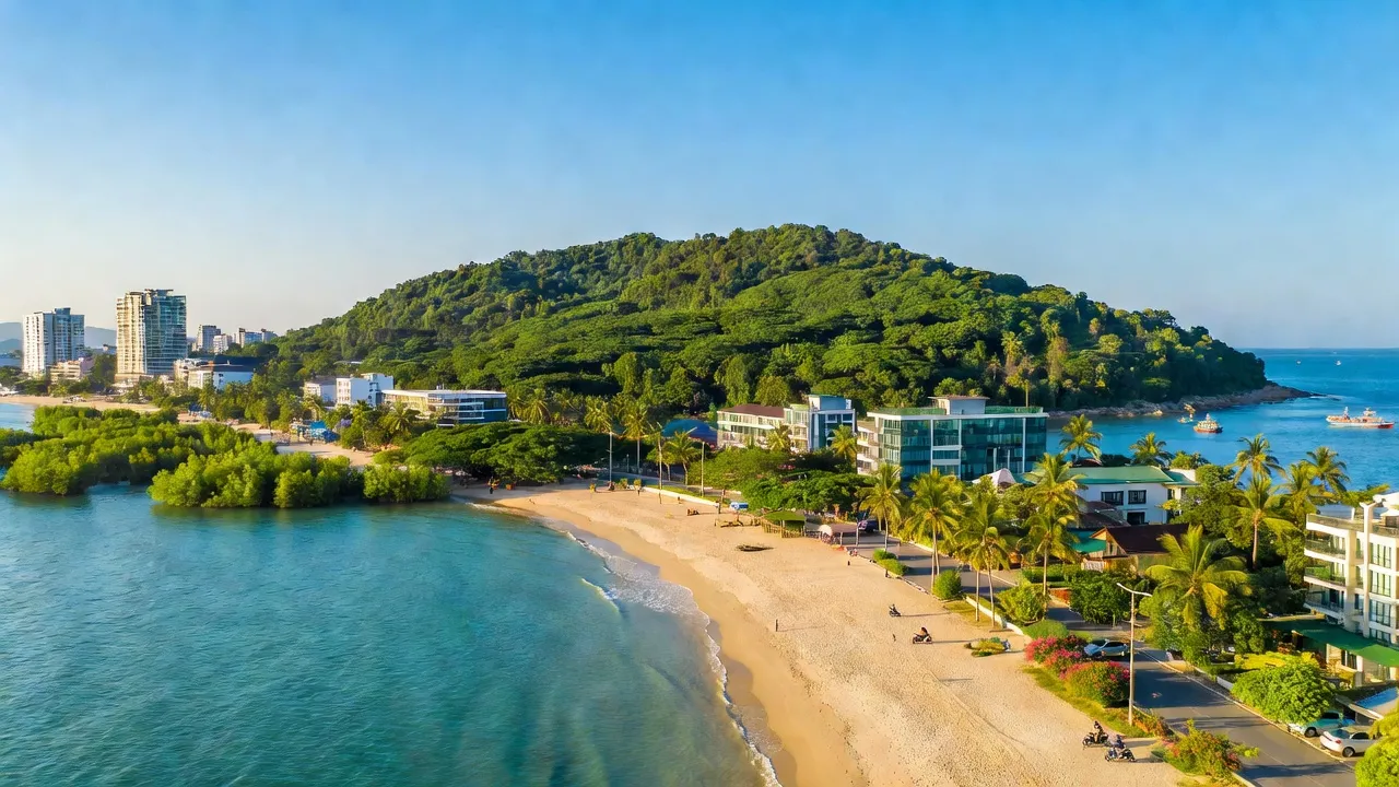 Quận Sơn Trà ở Đà Nẵng với bãi biển cát trắng và bán đảo xanh tươi.