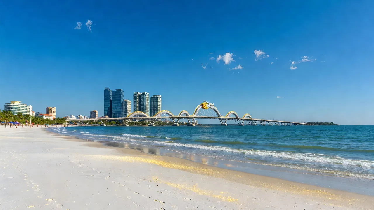 Bãi biển Đà Nẵng với cầu Rồng và kiến trúc hiện đại, thời tiết nắng đẹp.
