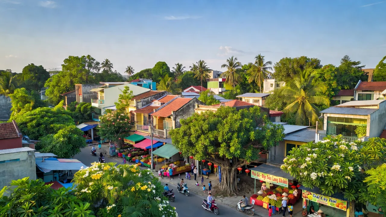 Thành phố Long Khánh Đồng Nai với kiến trúc địa phương và thiên nhiên xanh tươi, giao thông nhộn nhịp.