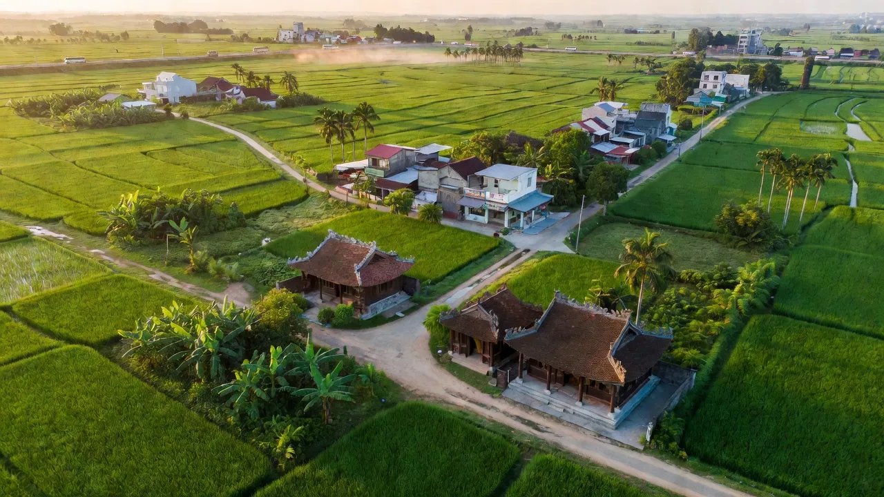 Khung cảnh huyện Xuân Lộc, Đồng Nai với cánh đồng xanh và kiến trúc truyền thống, kết nối giao thông.