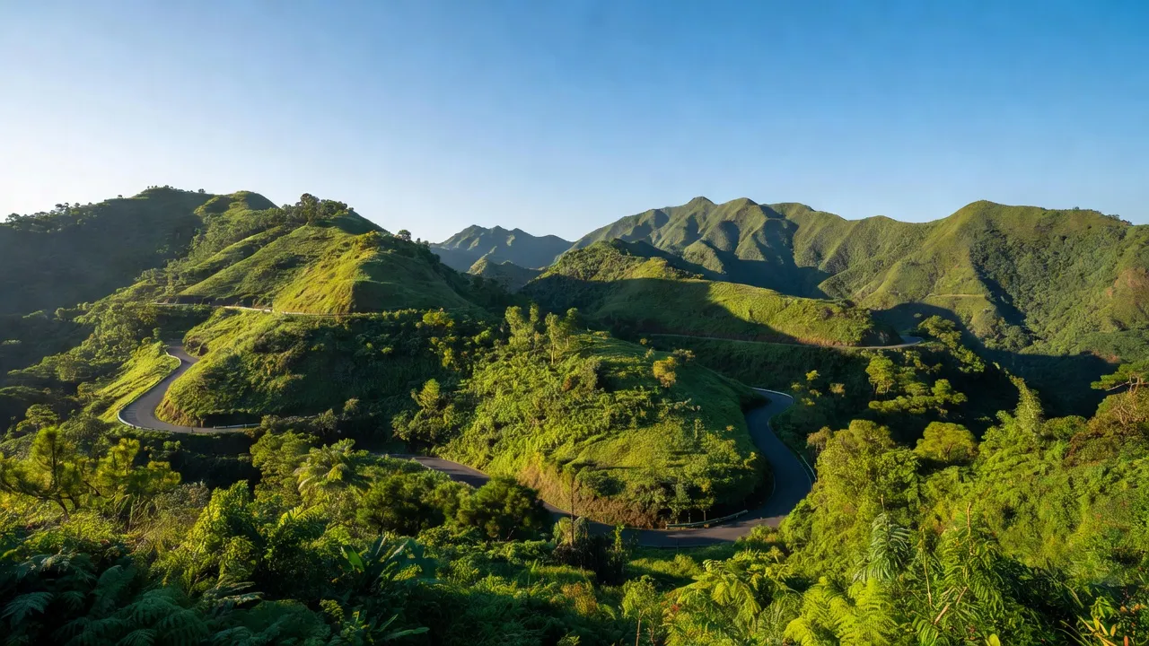 Phong cảnh huyện Mang Yang, tỉnh Gia Lai với đồi núi, trời xanh và đường đèo nổi tiếng.