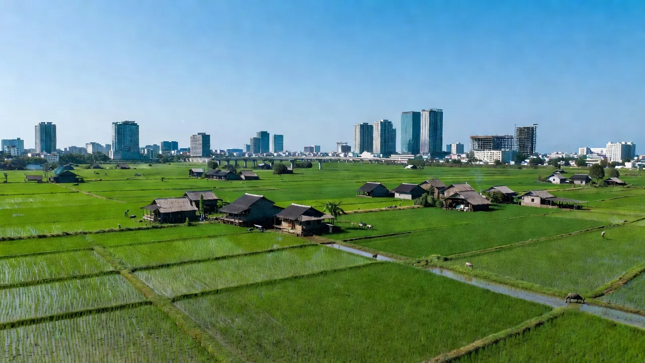 Khung cảnh tỉnh Hà Nam với cánh đồng xanh và kiến trúc nông thôn truyền thống, sự chuyển mình hiện đại.