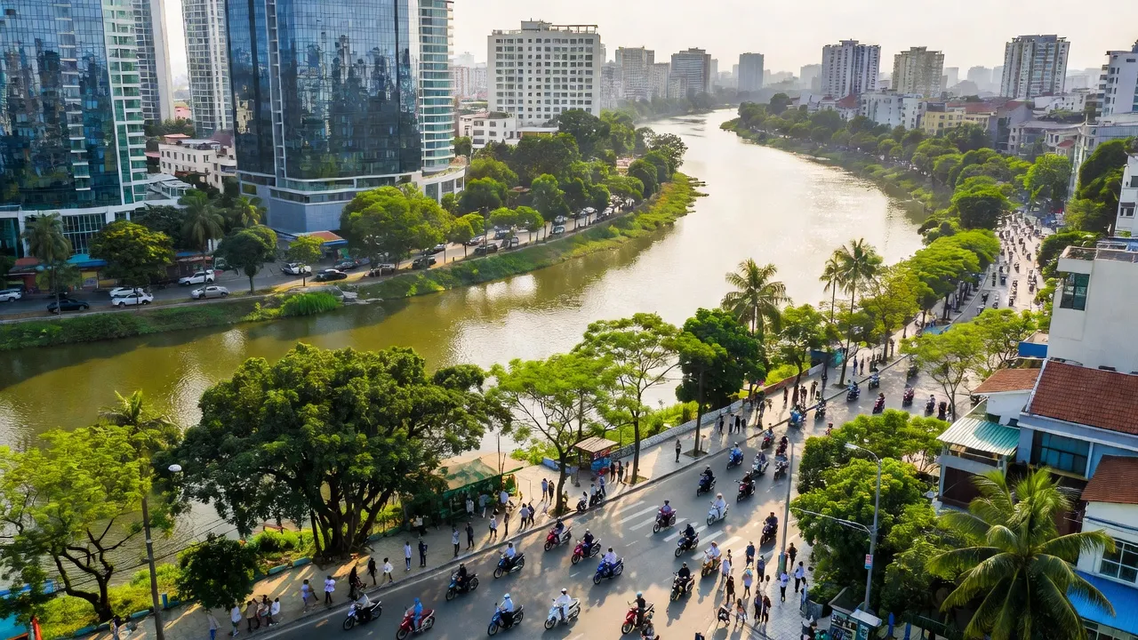 Quận Long Biên, Hà Nội với sông Hồng, tòa nhà hiện đại và cây xanh trong ánh nắng.