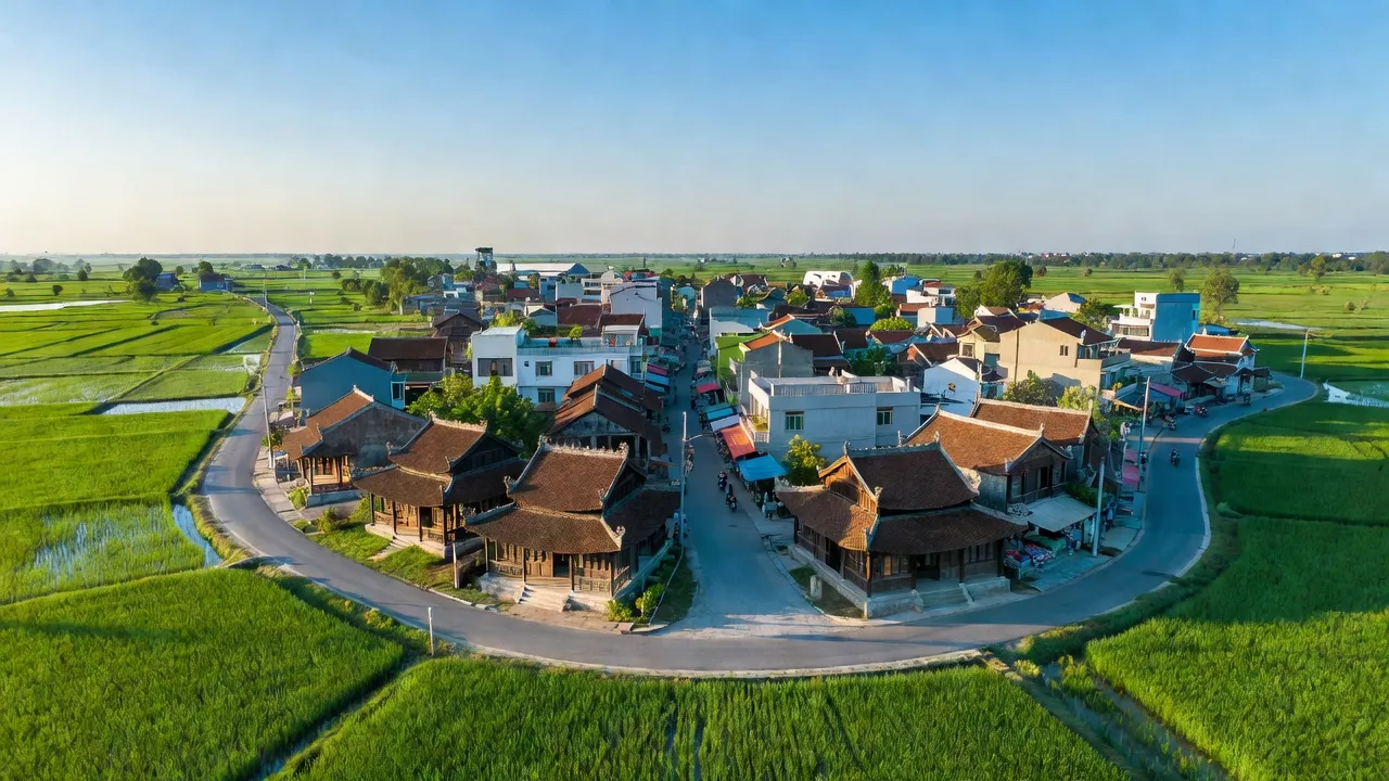 Thị xã Sơn Tây, Hà Nội với kiến trúc truyền thống, cánh đồng xanh và bầu trời trong sáng.