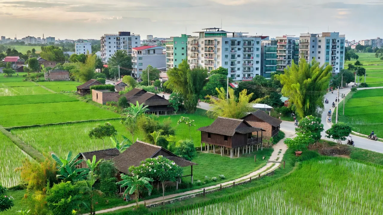 Khung cảnh huyện Thanh Oai, Hà Nội, hòa quyện giữa đô thị hiện đại và làng quê truyền thống.
