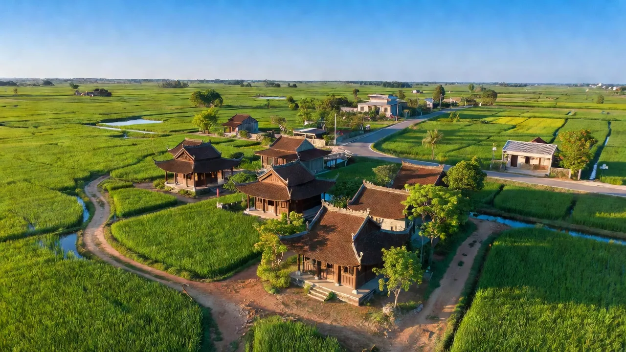 Quang cảnh huyện Thanh Miện, Hải Dương với cánh đồng xanh và kiến trúc truyền thống Việt Nam.