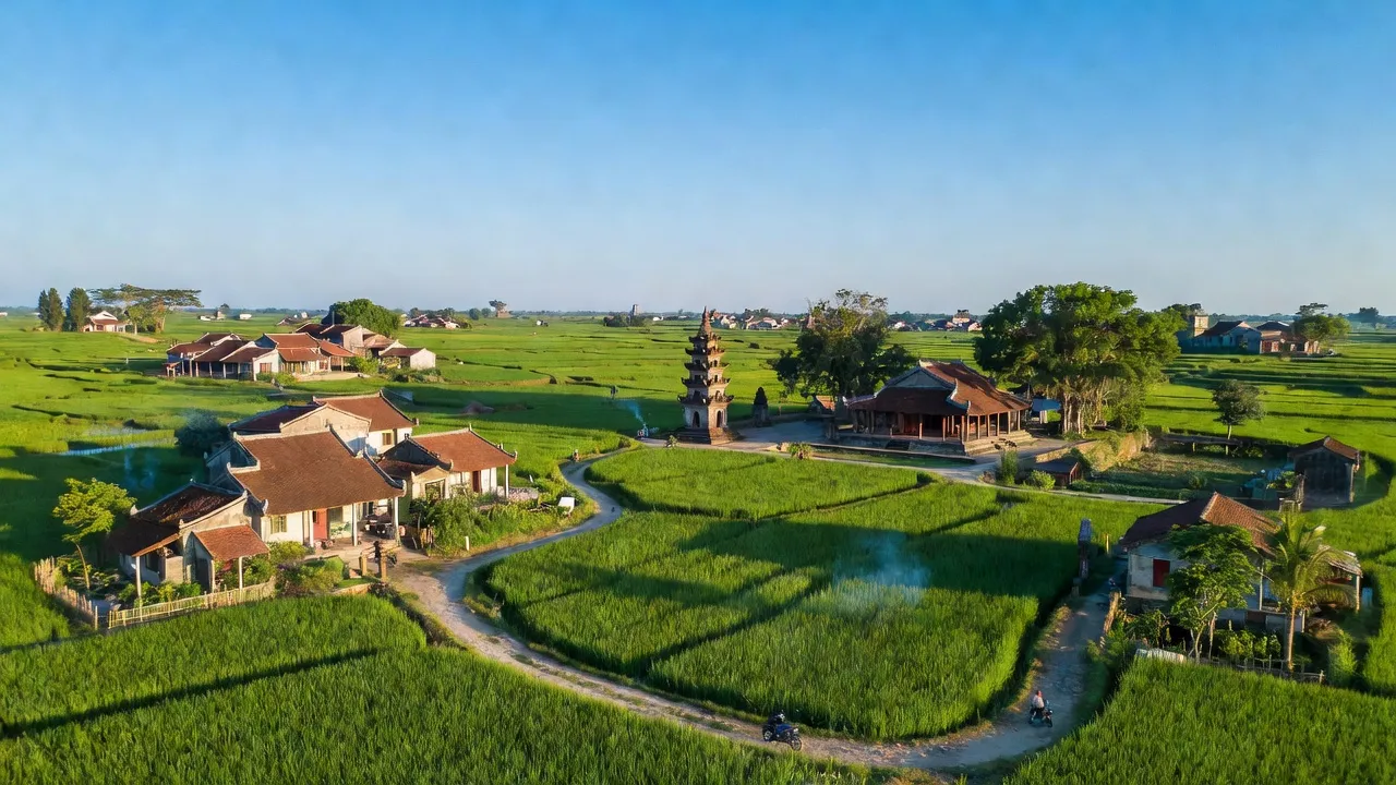 Khung cảnh tỉnh Hải Dương với cánh đồng xanh và làng nghề truyền thống, biểu tượng văn hóa miền Bắc.