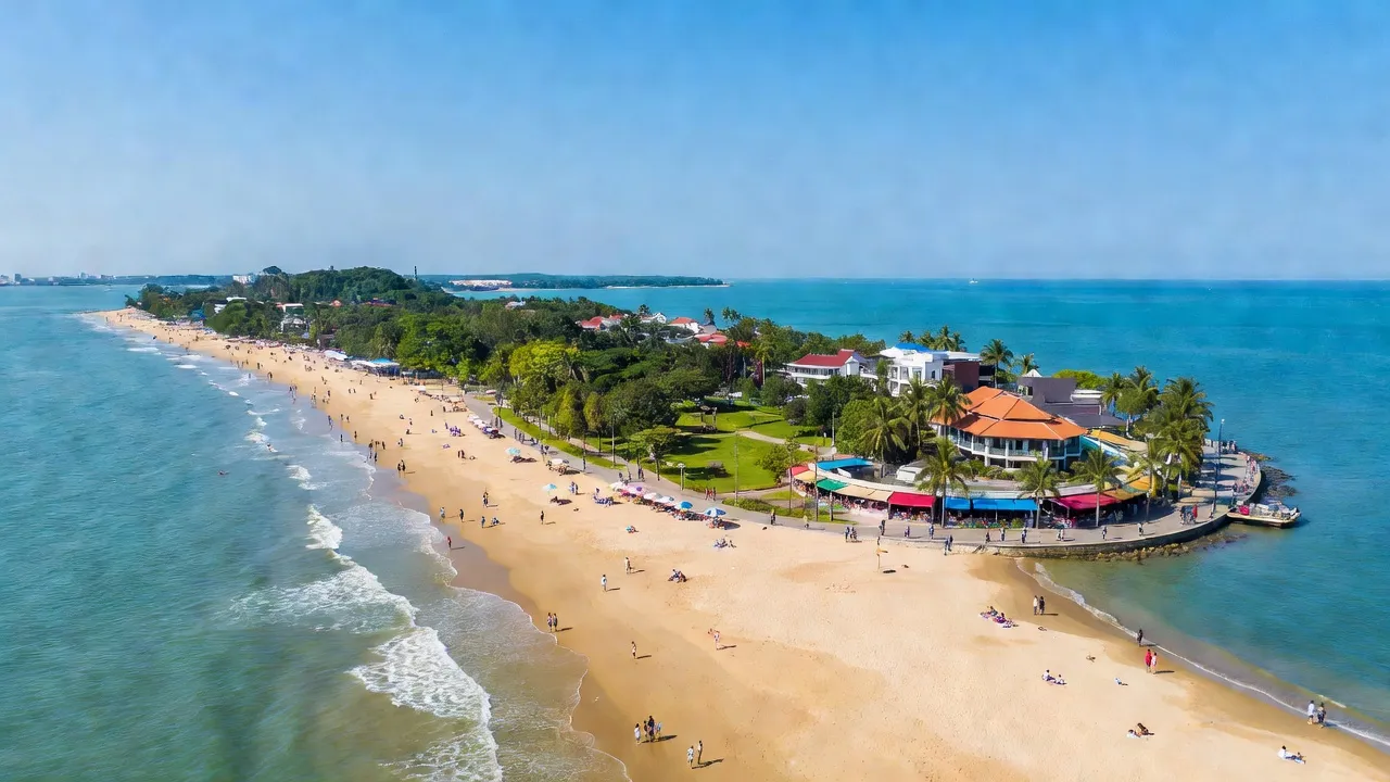 Quận Đồ Sơn, Hải Phòng với bãi biển, cảnh quan ven biển đẹp và cây xanh tươi tốt.