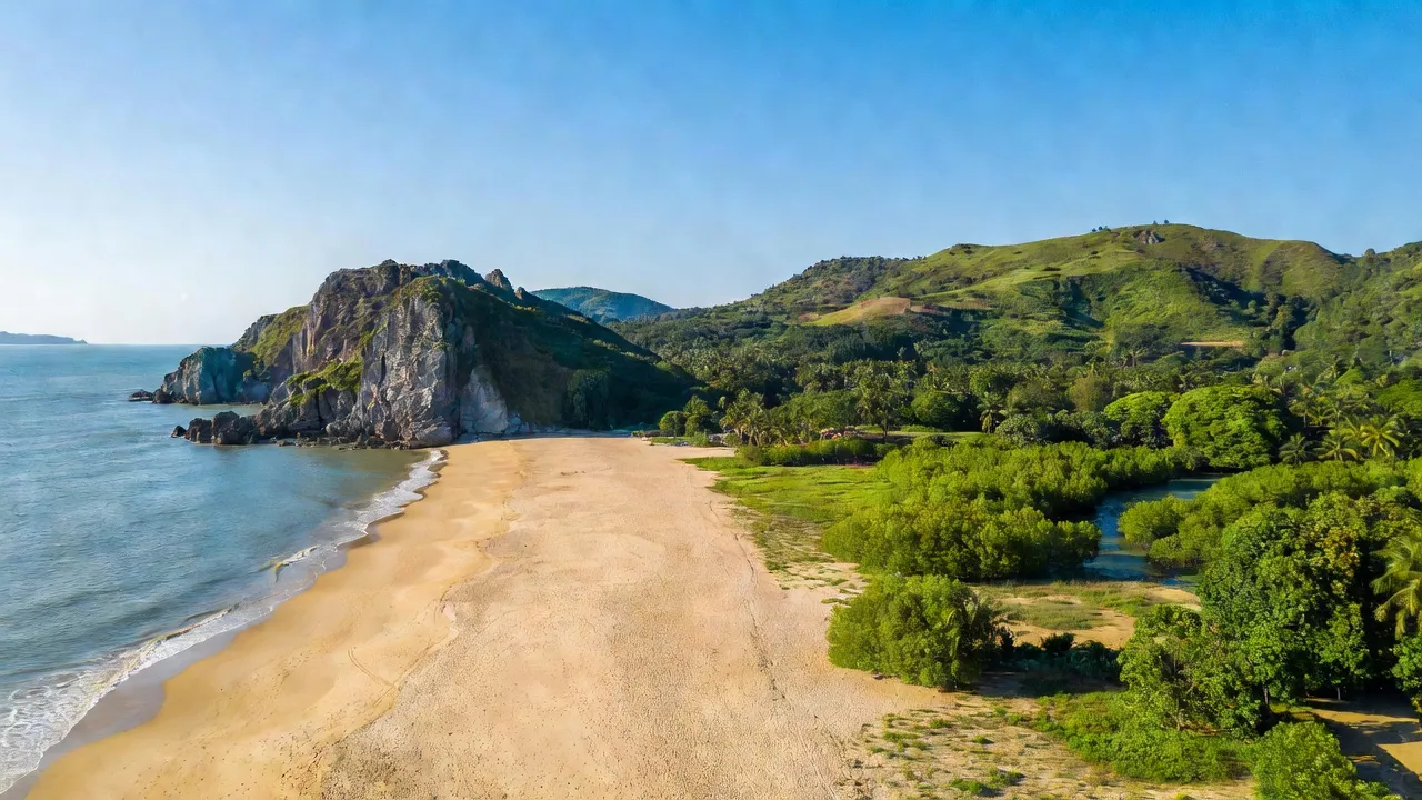 Quận Đồ Sơn, Hải Phòng with beaches, coastal cliffs, and vibrant green landscapes in sunny weather.