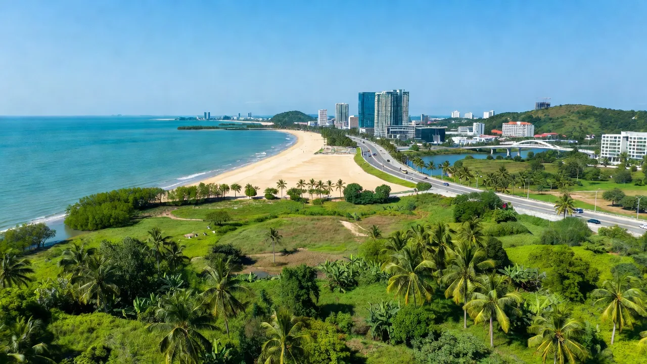Cảnh biển huyện Cam Lâm, tỉnh Khánh Hòa với cây xanh và cơ sở hạ tầng hiện đại.
