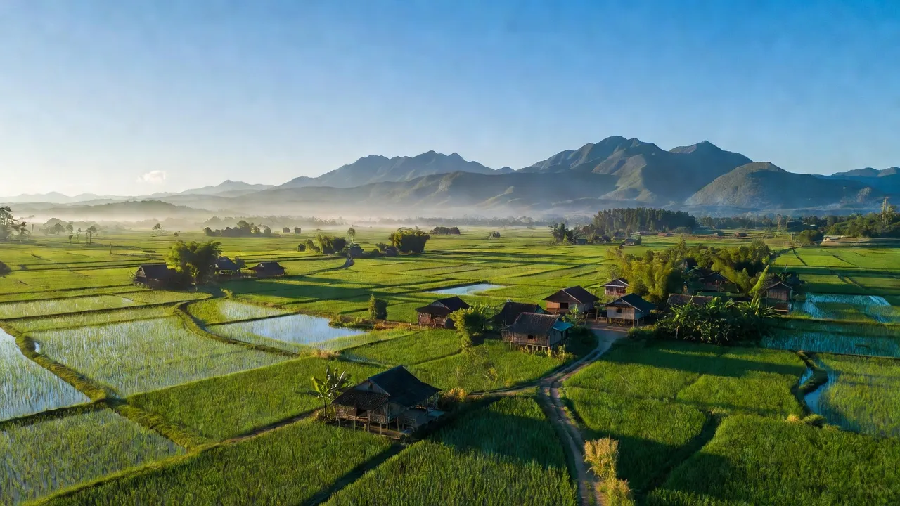 Khung cảnh huyện Ngọc Hồi, Kon Tum với cánh đồng, núi non và bầu trời trong xanh.