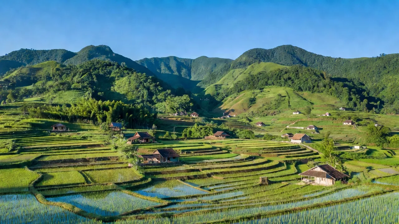 Cảnh đẹp huyện Hữu Lũng, Lạng Sơn với núi xanh và cánh đồng lúa, thể hiện vẻ đẹp tự nhiên.