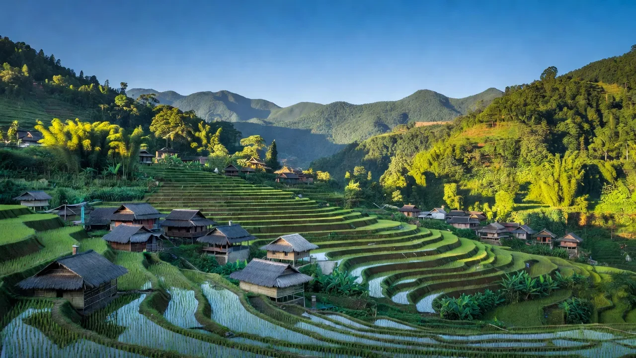 Khung cảnh làng Na Hối, huyện Bắc Hà, Lào Cai với ruộng bậc thang và núi xanh mướt.