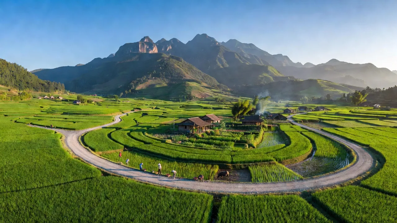 Cảnh quan Xã Yên Sơn, Huyện Bảo Yên, Tỉnh Lào Cai với đồng xanh và núi, hình ảnh nông thôn Việt Nam.