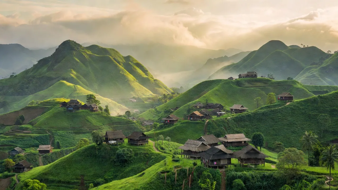 Khung cảnh xã Tòng Sành, huyện Bát Xát, Lào Cai, với đồi núi và nhà truyền thống, khí hậu trong lành.