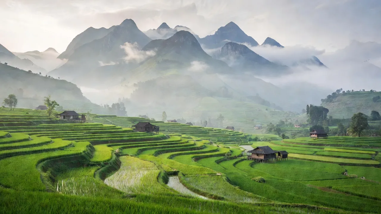 Cảnh quan xã Y Tý, Bát Xát, Lào Cai, với núi cao và mây mù, biểu tượng thiên nhiên tươi đẹp.