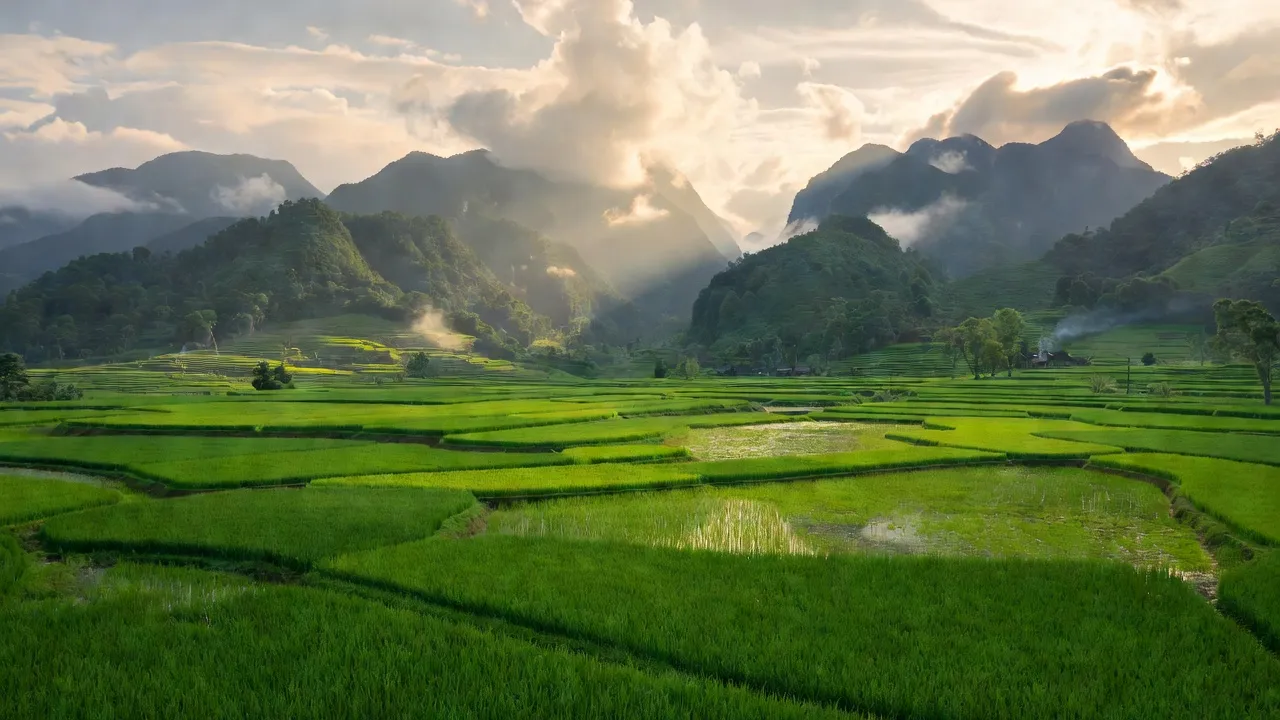 Khung cảnh Nậm Mả, Văn Bàn, Lào Cai: cánh đồng xanh, núi non, ánh sáng mặt trời, đặc trưng nông thôn.