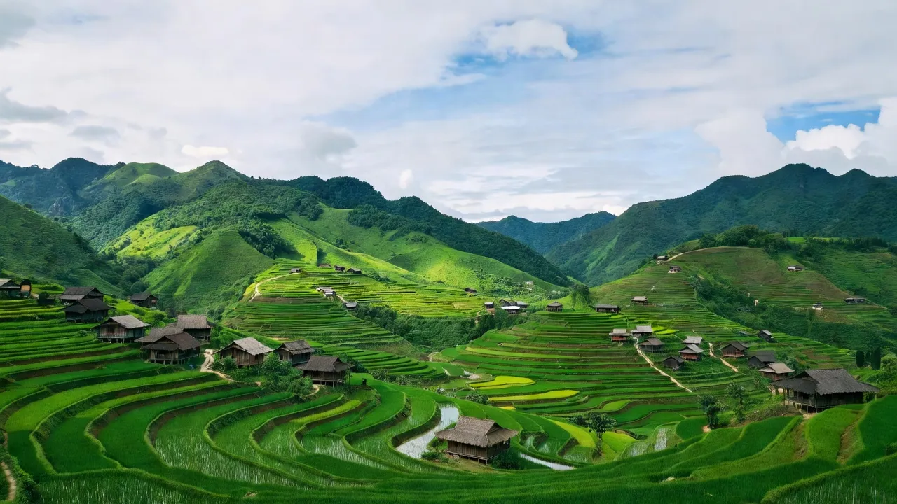 Khung cảnh Nậm Tha, huyện Văn Bàn, Lào Cai với ruộng bậc thang và nhà truyền thống.
