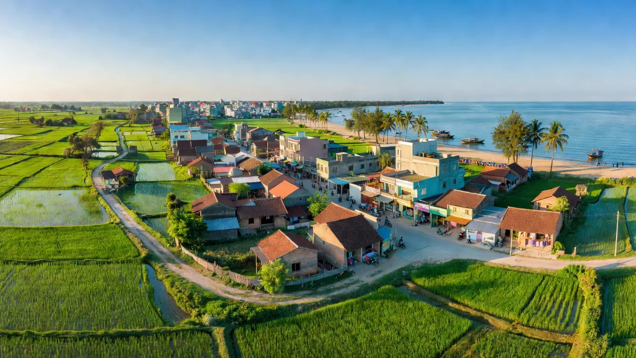 Cảnh thiên nhiên Huyện Nghi Lộc, Nghệ An với đồng xanh, biển cả và trời xanh rõ ràng.