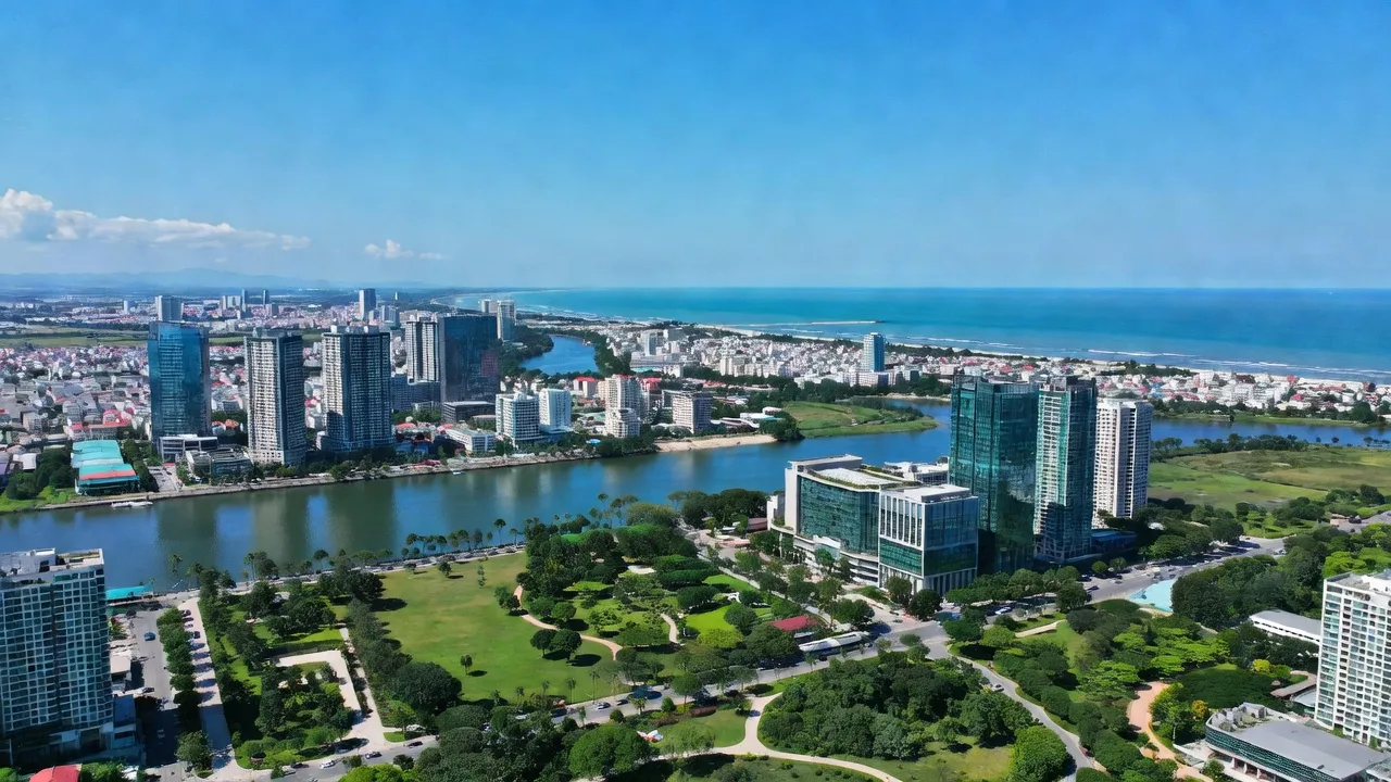 Khung cảnh thành phố Tuy Hoà, tỉnh Phú Yên với sông Ba và kiến trúc hiện đại.