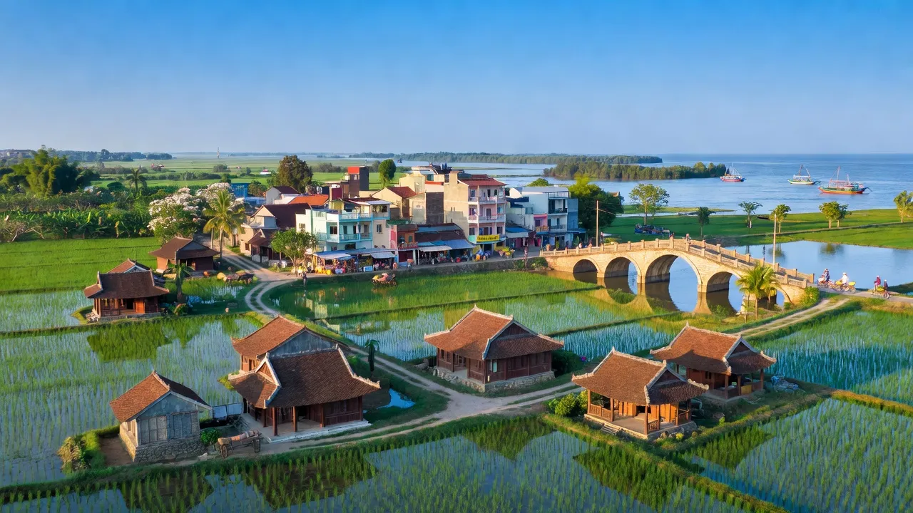 Khung cảnh thị xã Ba Đồn, Quảng Bình với nhà truyền thống và thiên nhiên xanh mướt.