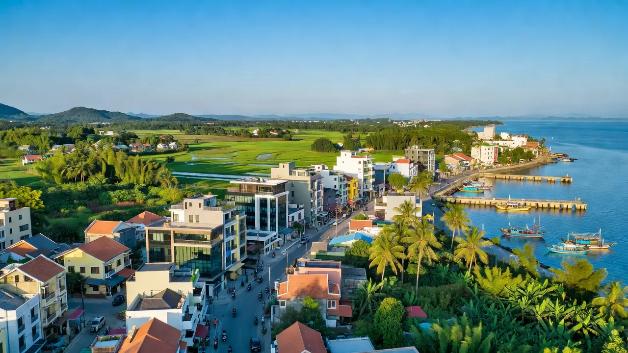 Khung cảnh đẹp thị xã Đức Phổ, tỉnh Quảng Ngãi, với sự kết hợp giữa đô thị và thiên nhiên.