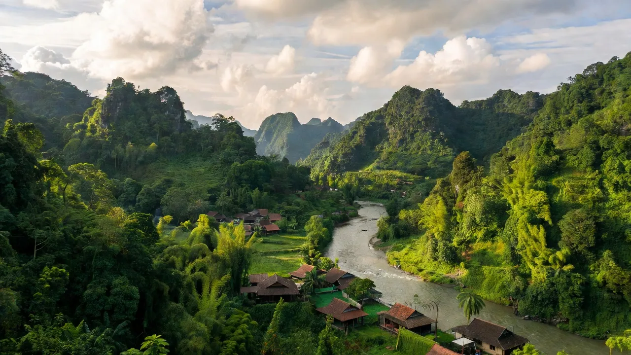 Khung cảnh huyện Hải Hà, Quảng Ninh với núi non xanh tươi và những ngôi nhà truyền thống.