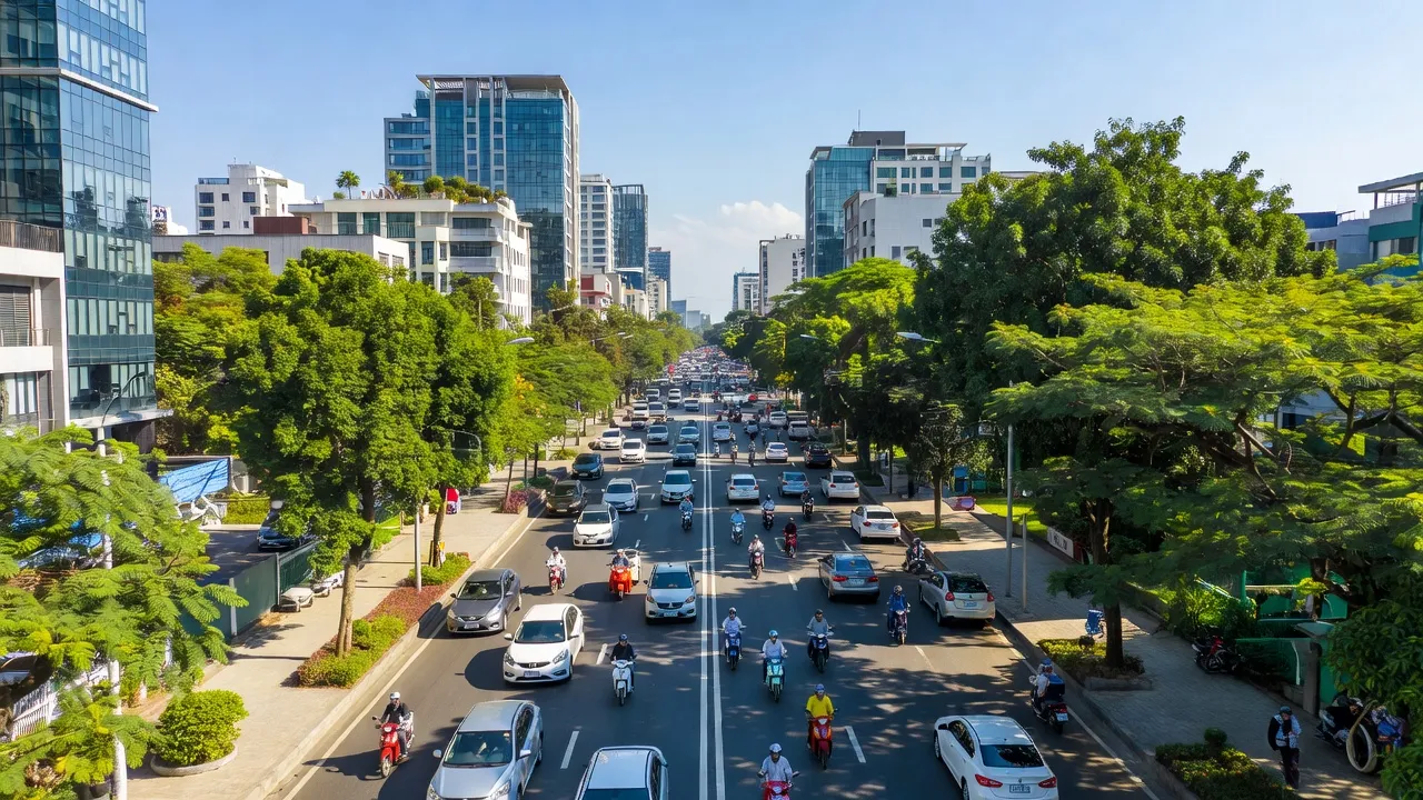 Thành phố Đông Hà, Quảng Trị, với tòa nhà hiện đại và giao thông nhộn nhịp ở giữa phố.