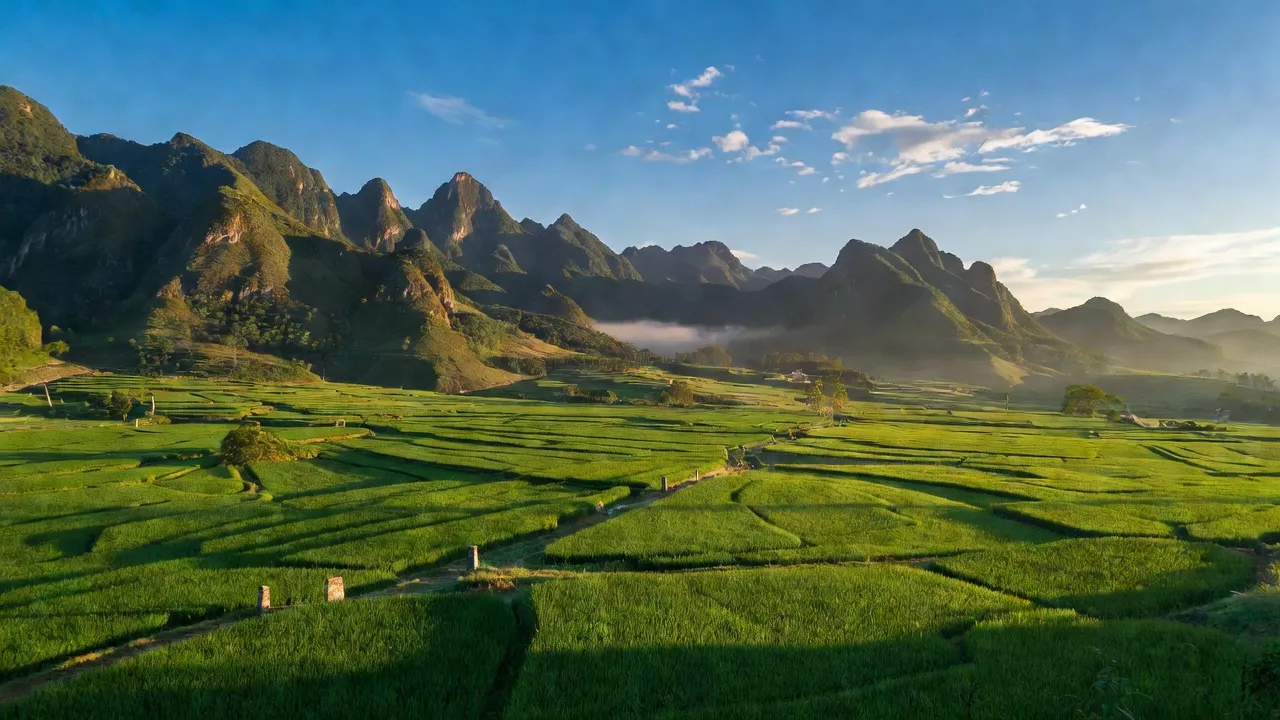 Cảnh đẹp huyện Sốp Cộp, Sơn La với núi và đồng cỏ xanh tuyệt đẹp, bên đường biên giới Việt-Lào.