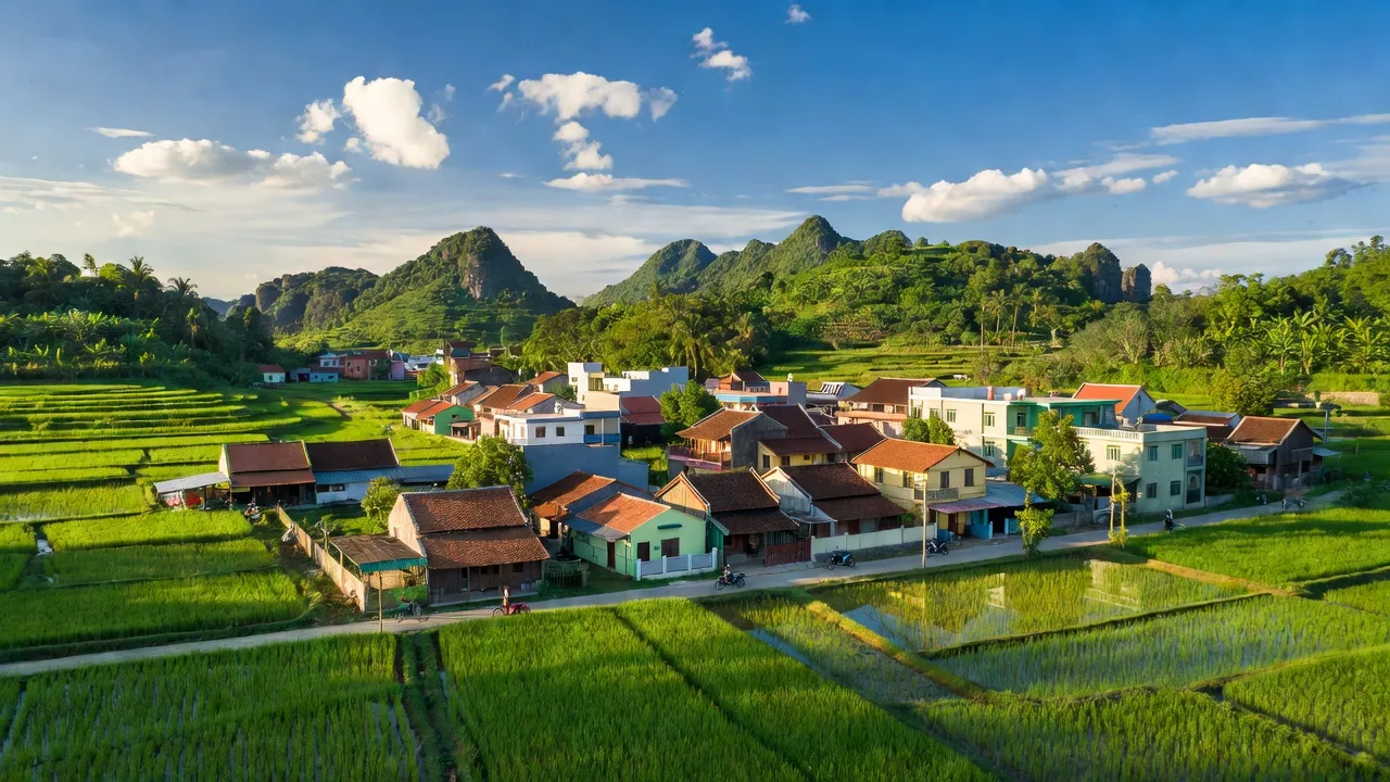 Khung cảnh Thị xã Bỉm Sơn, tỉnh Thanh Hóa với kiến trúc địa phương và cánh đồng xanh