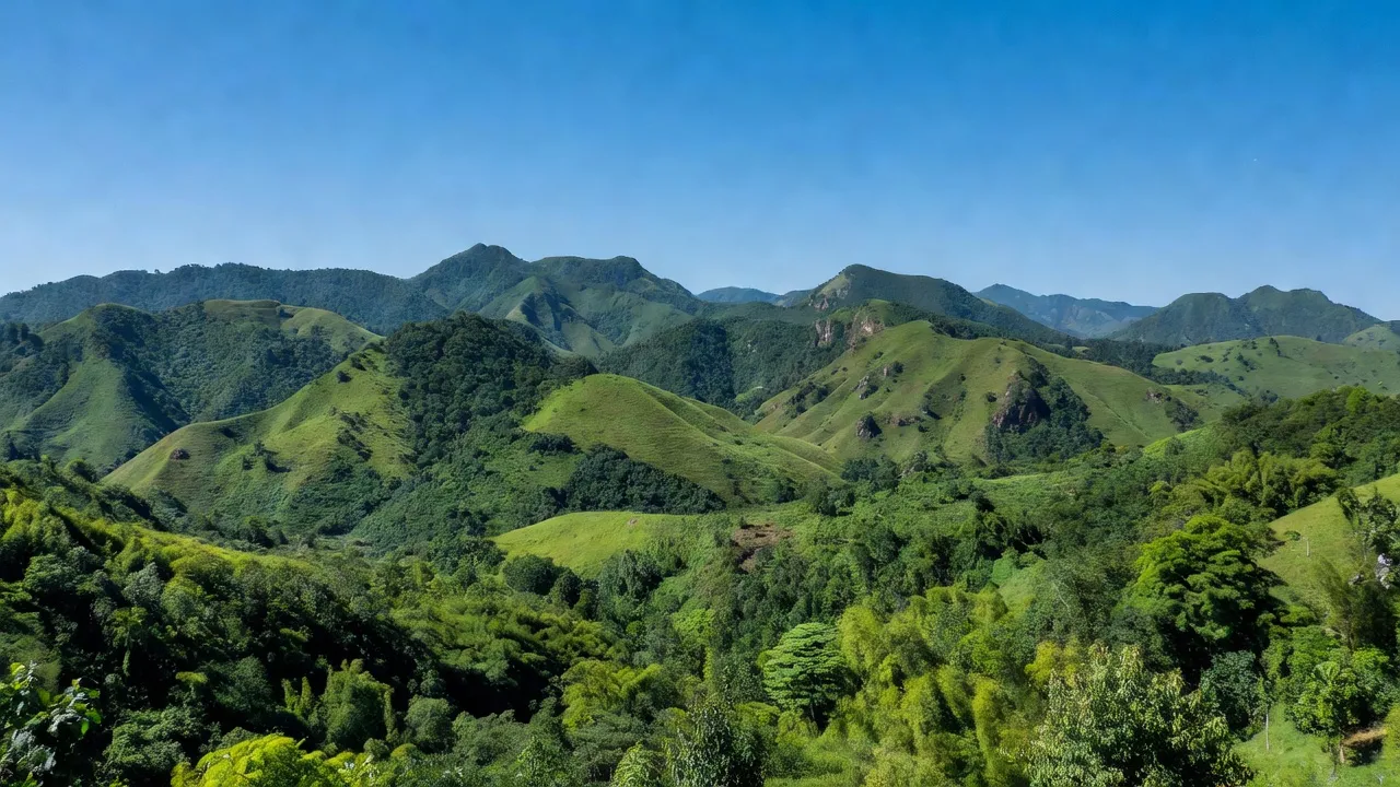 Cảnh đẹp huyện Như Thanh, tỉnh Thanh Hóa với đồi núi xanh và bầu trời trong.