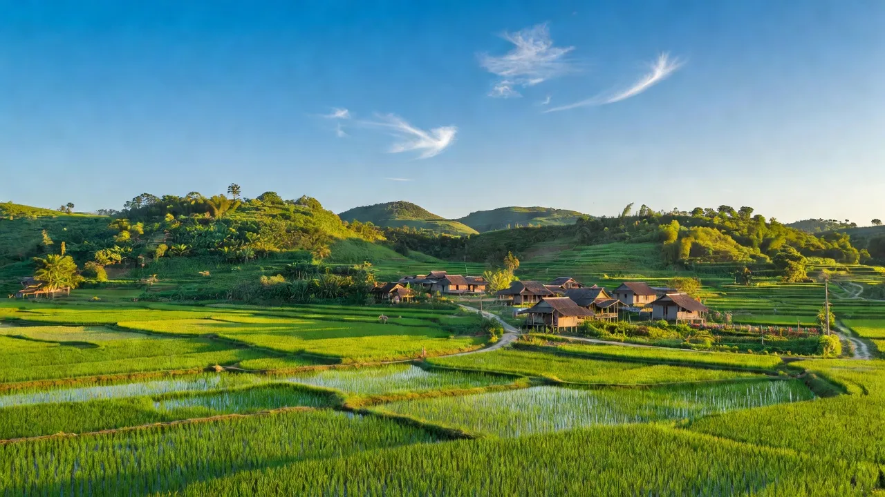 Nét đẹp huyện Thạch Thành Thanh Hóa với cánh đồng xanh, đồi núi và bầu trời trong xanh.