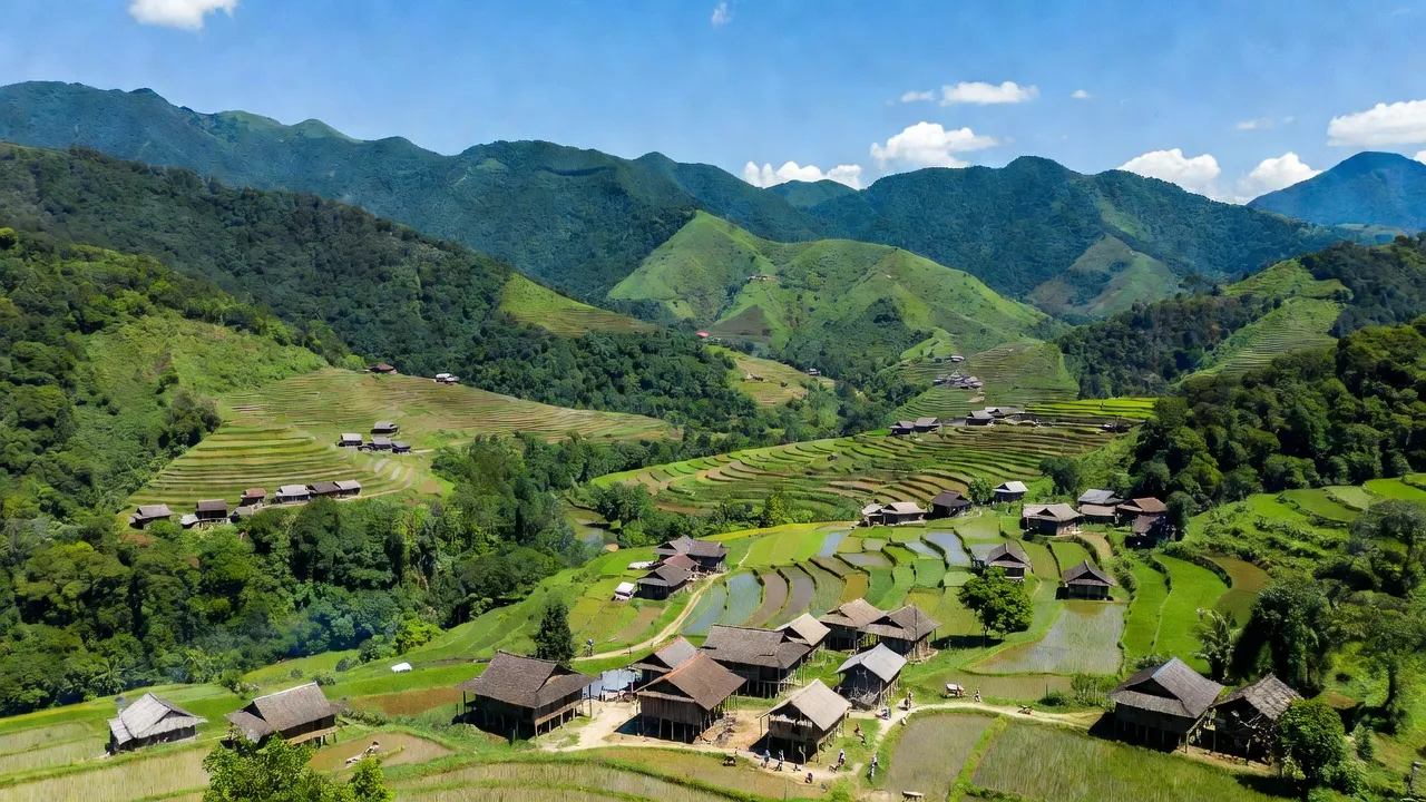 Khung cảnh thiên nhiên huyện Yên Sơn, Tuyên Quang với núi non, làng quê truyền thống.
