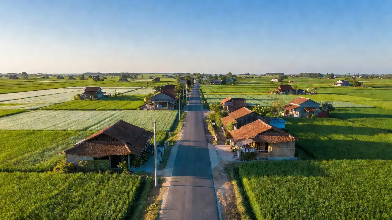 Cảnh đồng xanh và đường phố huyện Yên Lạc, tỉnh Vĩnh Phúc, Việt Nam, thể hiện phong cảnh và cuộc sống địa phương.